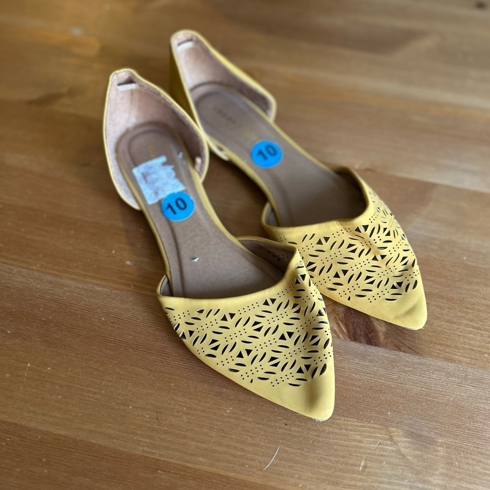 New Madden Girl Size 10 mustard, yellow pull on flats